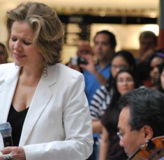 Renee Fleming and Yo-Yo Ma jam on 3-19-2012 at James T. Thompson Center Chicago  credit Nancy Malitz