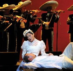 Cecilia Duarte as Renata and Octavio Moreno as Laurentino in Cruzar la Cara de la Luna at Theatre du Chatelet Paris 2011 credit Marie-Noëlle Robert