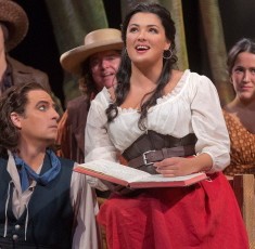 Matthew Polenzani and Anna Netrebko in L'Elisir d'Amore at Metropolitan Opera credit Ken Howard