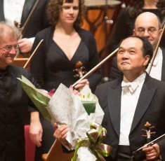 Robert Chen, Chicago Symphony Orchestra concertmaster, acknowledges applause for his Taipei performance of Mendelssohn Violin Concerto with CSO on Asia tour 2013 as conductor Osmo Vänskä looks on credit Todd Rosenberg