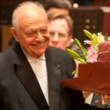 Conductor Lorin Maazel smiles at the audience as he takes his final bow in Shanghai on Chicago Symphony 2013 Asia tour credit Todd Rosenberg