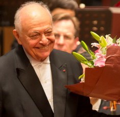 Conductor Lorin Maazel smiles at the audience as he takes his final bow in Shanghai on Chicago Symphony 2013 Asia tour credit Todd Rosenberg