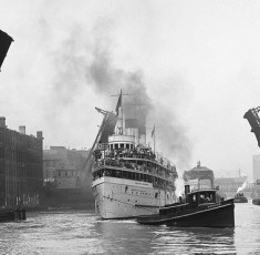 The excursion boat Theodore Roosevelt heads east under the State Street bridge in 1910 credit The Lost Panoramas by Richard Cahan and Michael Williams