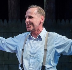 Chuck Spencer plays a man with a heavy conscience in Arthur Miller's 'All My Sons' at Raven Theatre. (Dean LaPrairie)